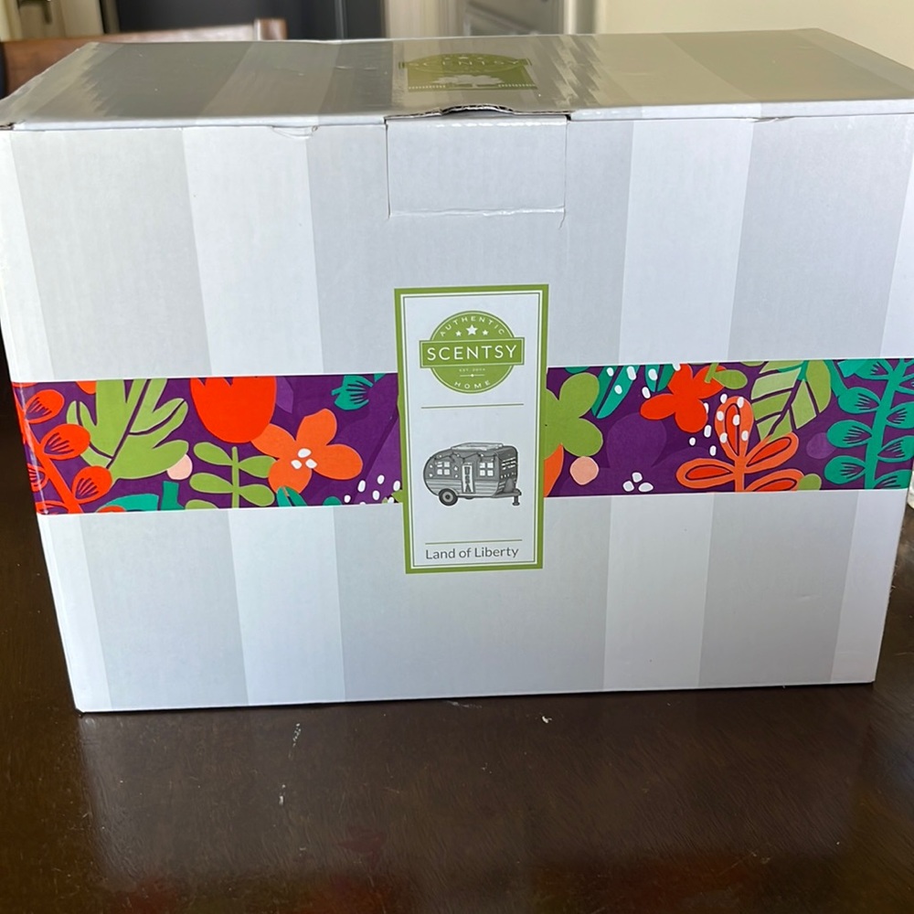 Scentsy - Land of Liberty - Wax Melter - Used Once - In Box - Seasonal